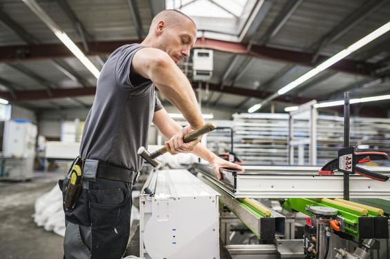 Produktionsprozess - Verglasen von Fenster und Türen