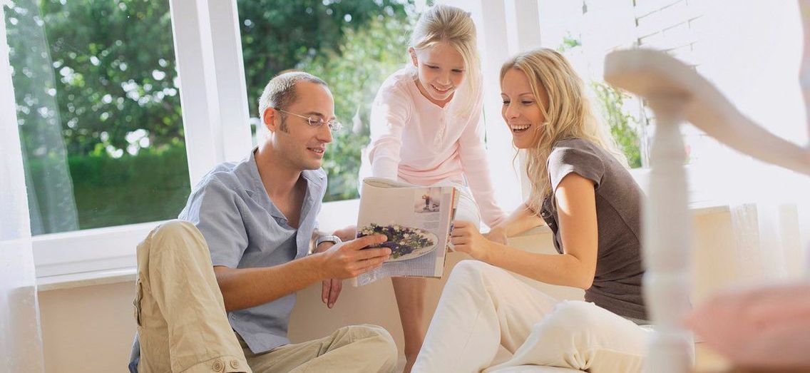 Besserer Schallschutz - Familie vor Fenster